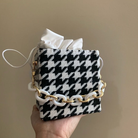 Box bag for sale in black! Comes with a gold chain - Picture 1 of 1